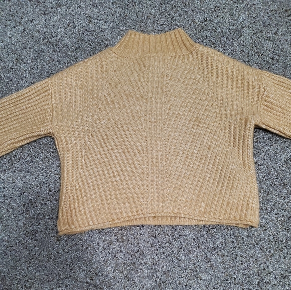 A cropped kinda turtle neck sweater - Picture 3 of 4